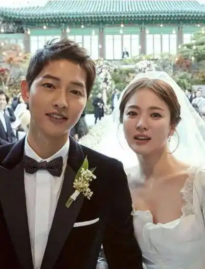 比如宋慧乔在instagram上删掉了和宋仲基的一些亲密合照,摘掉了婚戒