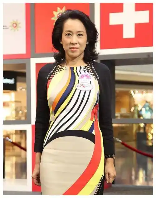 原创65岁朱玲玲身材富态薄纱裙美艳新巅峰二婚老公合影大胆穿搭