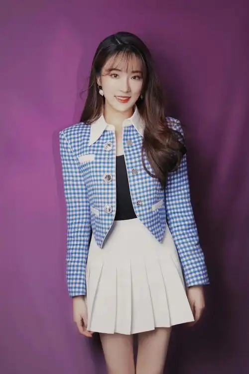 张可盈亮相春晚进行时搭档姜昆临场发挥说相声太机智