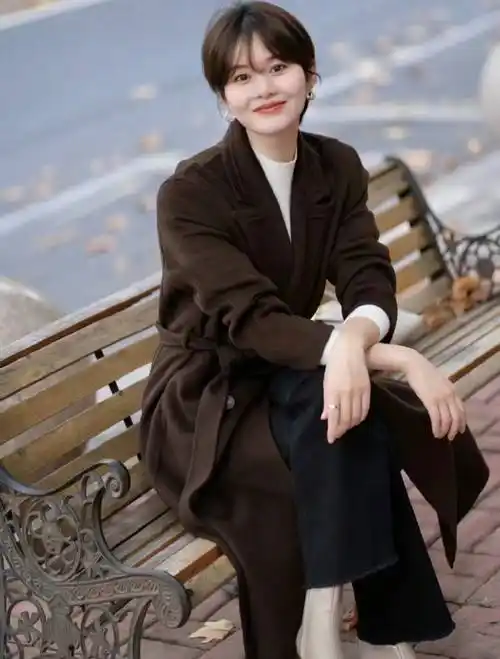 被短发女人的穿搭惊艳了穿衣简单干净有气质再过10年也不过时