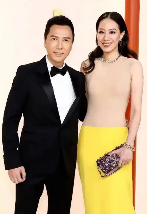 甄子丹很无奈,超模妻子穿了似没穿,把巨星老公的风头全抢光了_汪诗诗