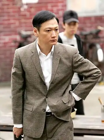 ";[3]参演蒋家俊导演的现代都市剧《风云岁月》,饰演第一男主角区仲文