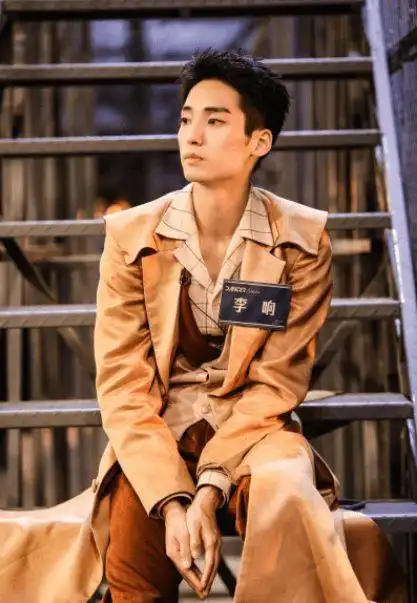 第四位是不温不火的张云龙,作为《哥哥》中年龄较小的,网友们纷纷调侃