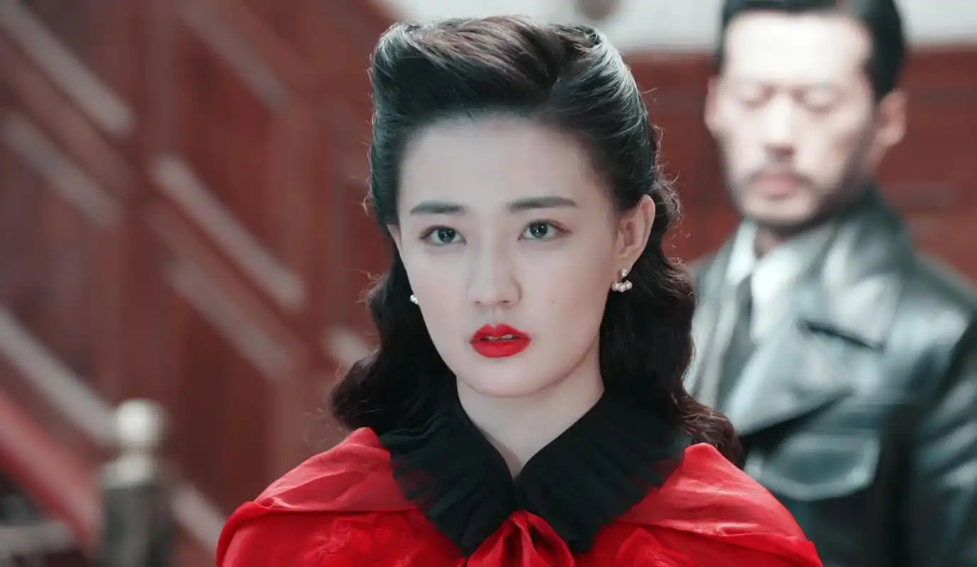 徐璐饰演的女特工贵婉,很有风情的民国女孩,造型审美也在线