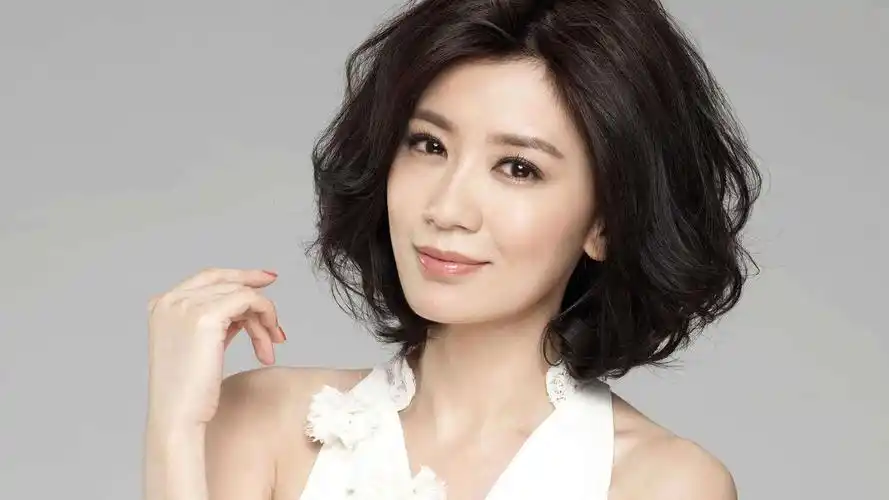 贾静雯出席活动被烫耳朵,坚持边化妆边为粉丝签名,网友赞其敬业