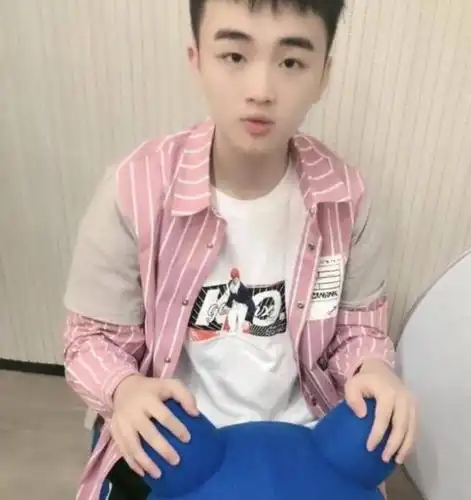 和平精英牧童父母参观儿子公司看到穿着后观众朴素