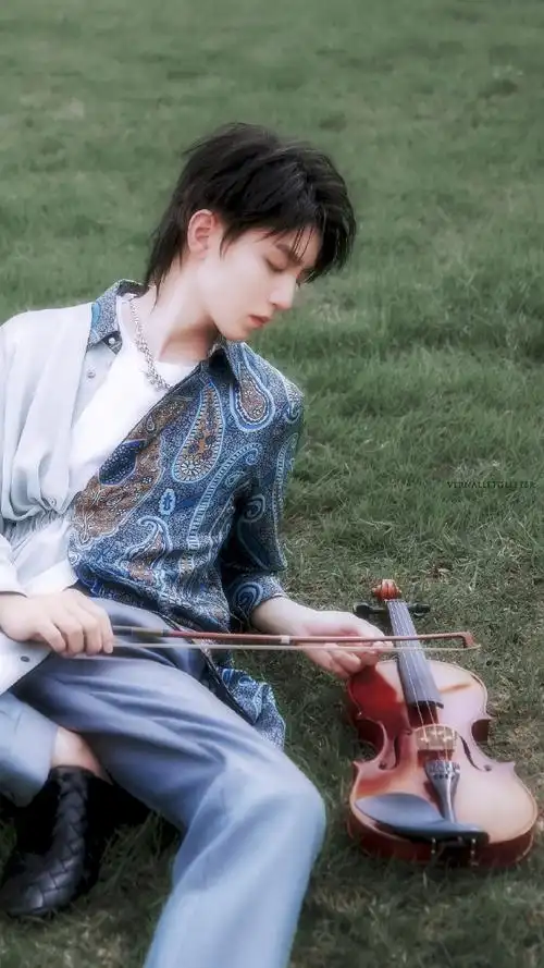 有一种氛围感叫春天##王俊凯的高中毕业照