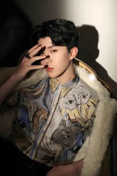 范丞丞亮相大秀印花造型尽显酷盖青春本色