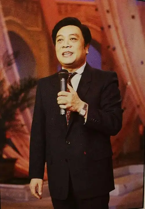 那些年央视春晚舞台上的赵忠祥