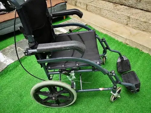 出一个小巧轻便的轮椅