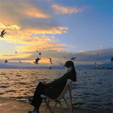 一组非常明艳动人的女生头像分享给大家,她们的外表非常的阳光明媚