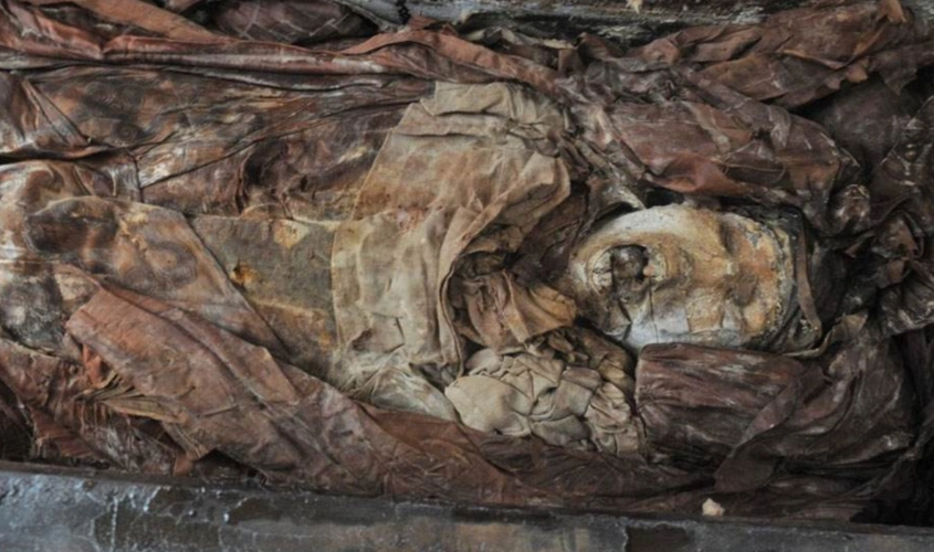 内蒙发现"龙袍公主墓",尸体240年不腐,专家:仅龙袍就值上亿_伦荣宪