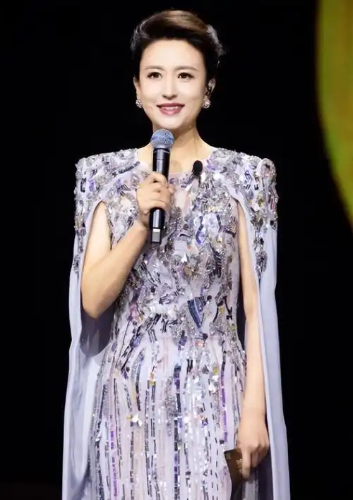 央视16年遗憾没主持过春晚,离职9个月后,家乡春晚给了张蕾尊重