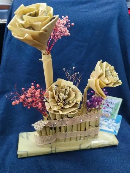 集体劳动月美术学院开展节约环保变废为宝手工创意作品活动