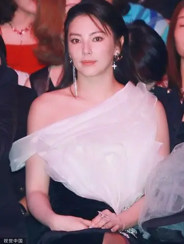 张雨绮穿高定礼服优雅现身 自夸集美貌智慧于一身