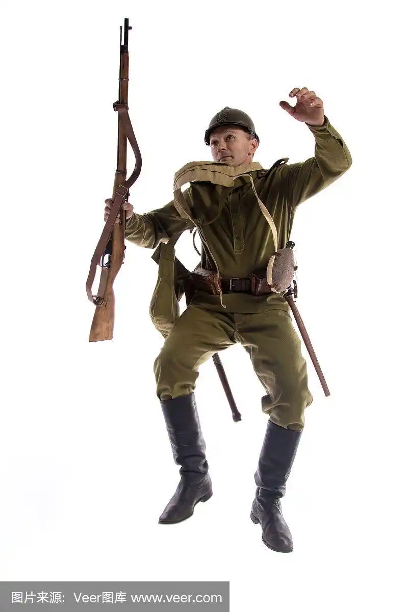 第一次世界大战期间,一名普通俄罗斯士兵在白色背景下摆姿势的男演员