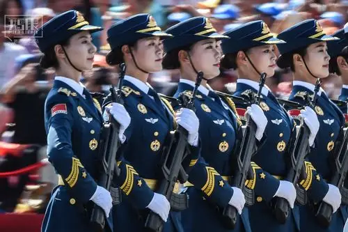 三军仪仗队方队女兵接受检阅.新华社记者 刘大伟 摄