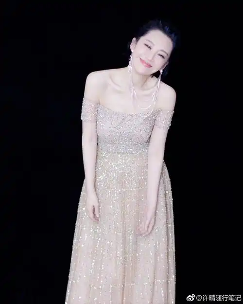 许晴抹胸长裙,美背香肩闪亮你的眼!