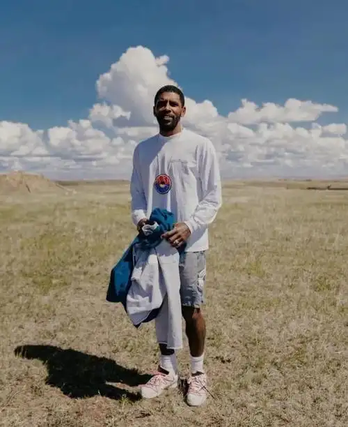 享受生活!篮网球星欧文晒近日休闲照:我从不孤单!