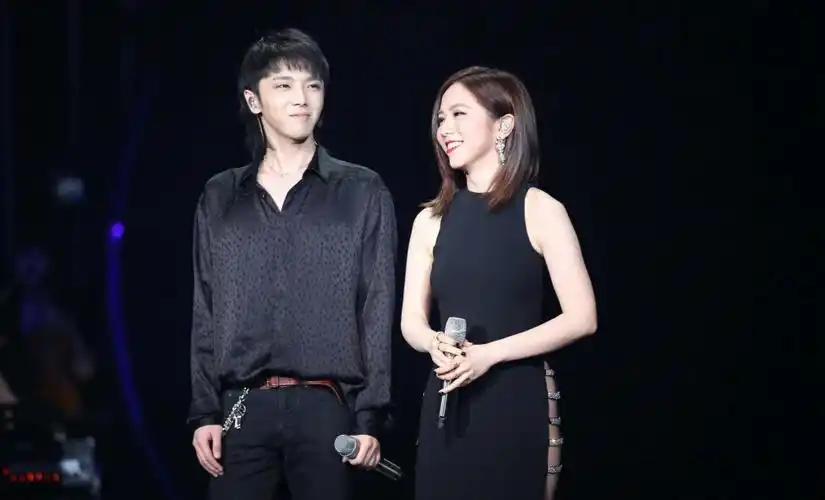 同样是开体育场演唱会,华晨宇打"骨折",邓紫棋为何能两倍溢价