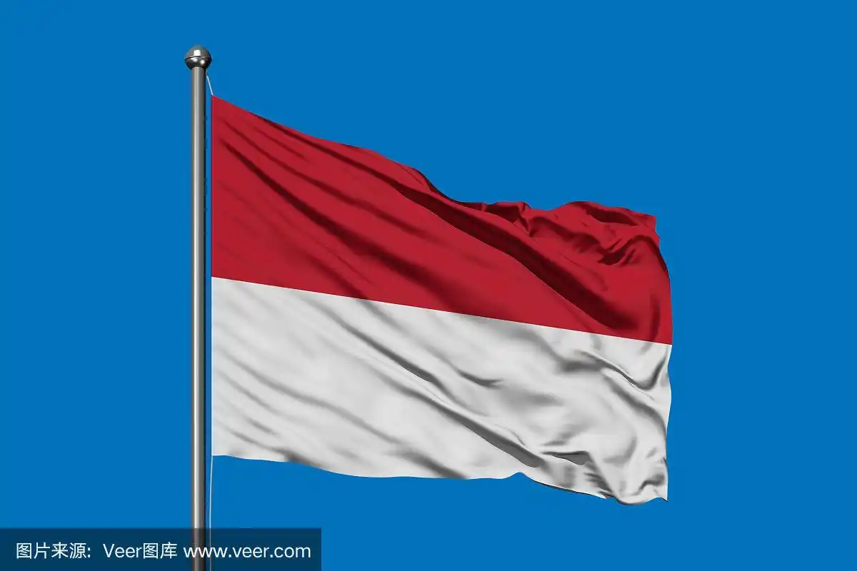 印尼国旗迎风飘扬,映衬着深蓝色的天空.印尼国旗.