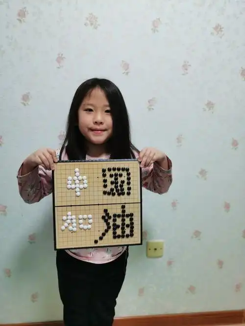 疫情当前,全民总动员,熙岳用五子棋摆出了中国加油!