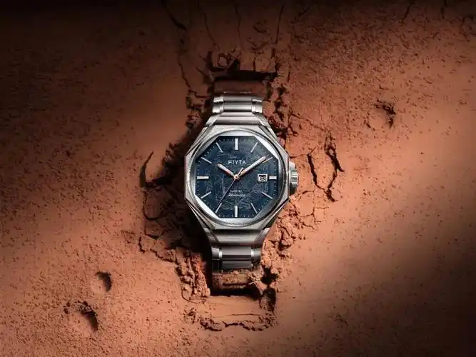 甄选天然铁陨石成就表盘, 陨石纵横交错的魏德曼花纹, 搭配火星车光