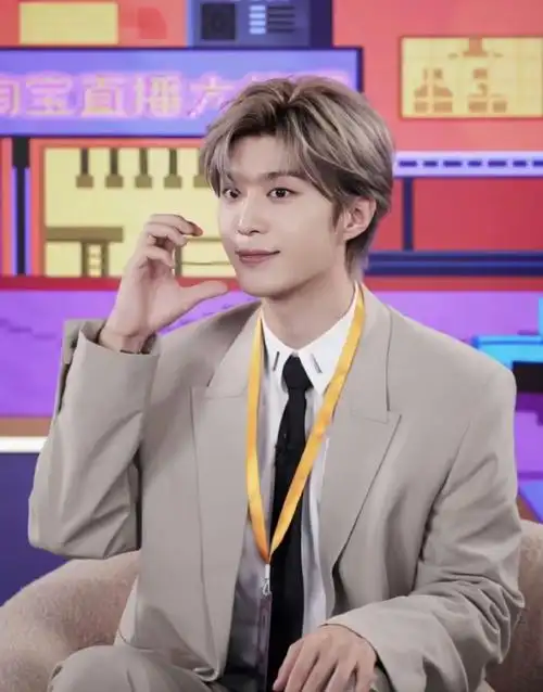 #范丞丞乖巧坐姿#