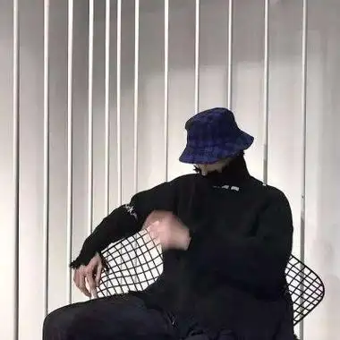 戴帽子男生头像