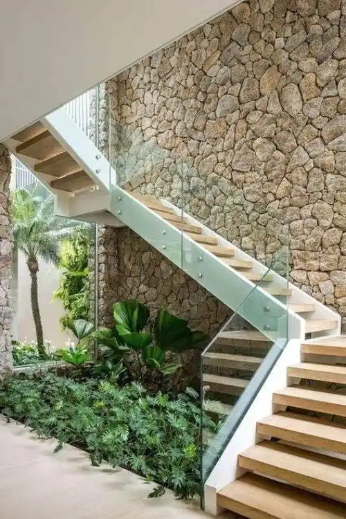 楼梯下空间怎样利用更好既能打柜子也能设景观区多一处美景