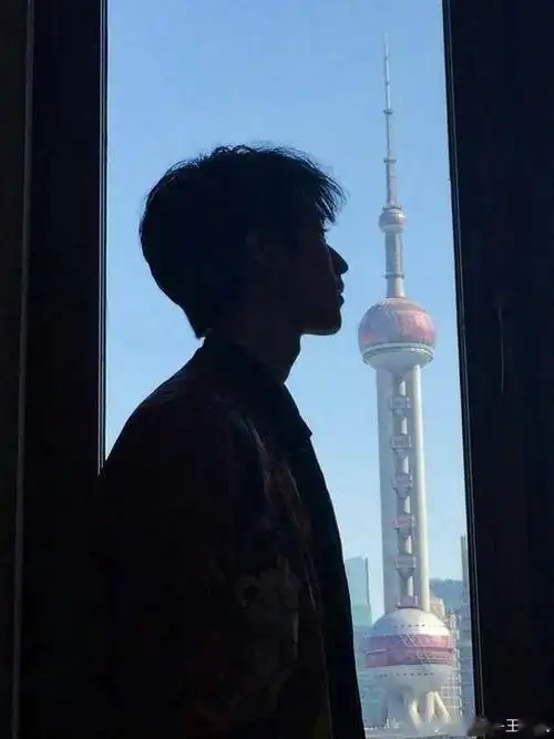 令人怦然心动的剪影杀欣赏王俊凯的绝世侧颜