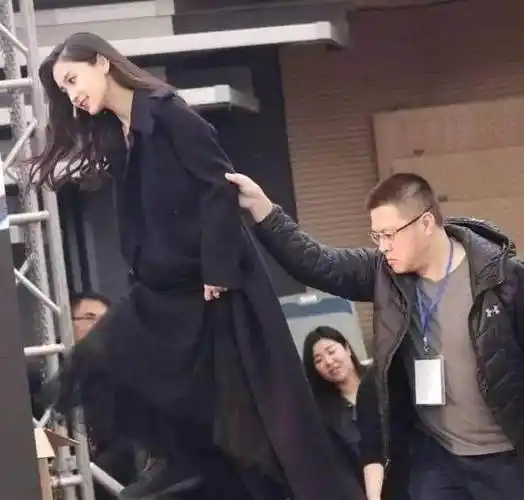 被爆怀孕的时候,杨颖是瘦瘦的,怀孕八个月的时候,看脸还是瘦瘦的,生完