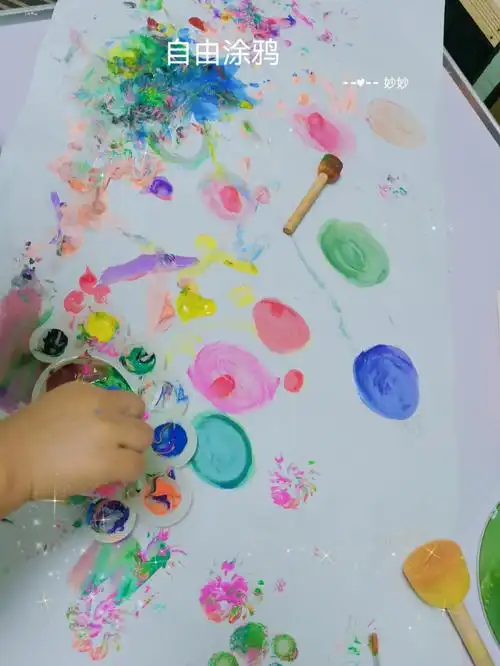 2岁自由涂鸦居然能玩一个多小时