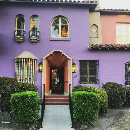 紫色色彩风格的房屋风景图,你喜欢这个风格吗?