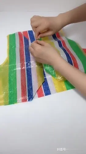 你们期待已久的男宝宝编织袋走秀时装来啦,快收藏吧幼儿园 亲子 手工