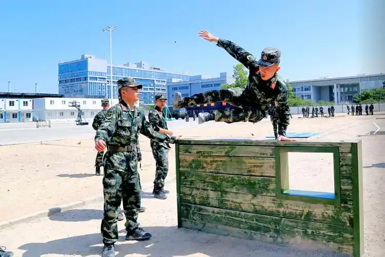 武警第二机动总队开展新兵400米障碍教学