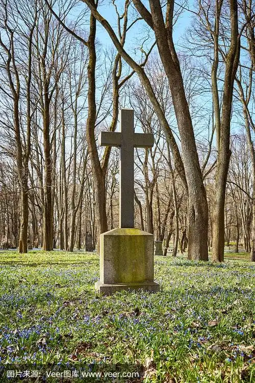 古老的墓地十字架