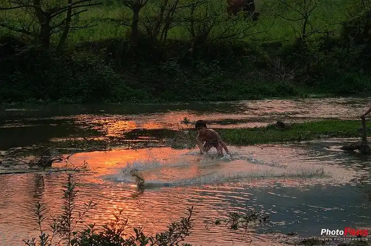 戏水的孩子们14