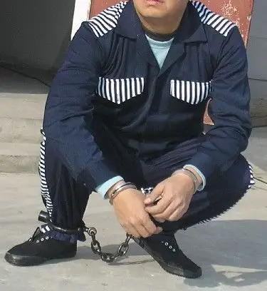 脚镣男囚犯_脚镣男孩囚犯图_囚犯脚镣