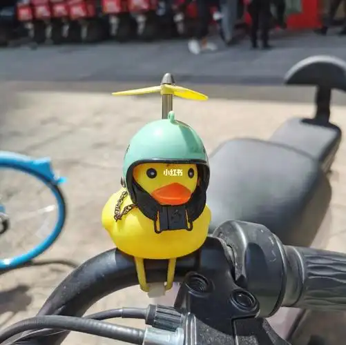 从同事车上撸下来的小黄鸭,先是被新来的同事偷走了帽子和大金链子