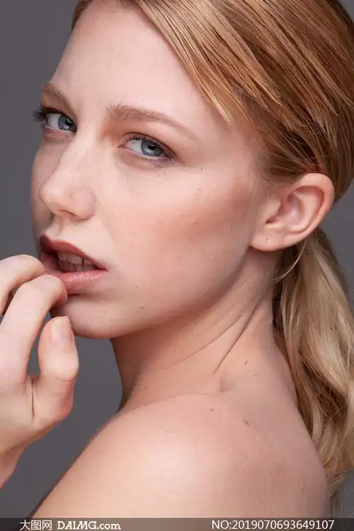 金发马尾发型美女人物摄影原片素材