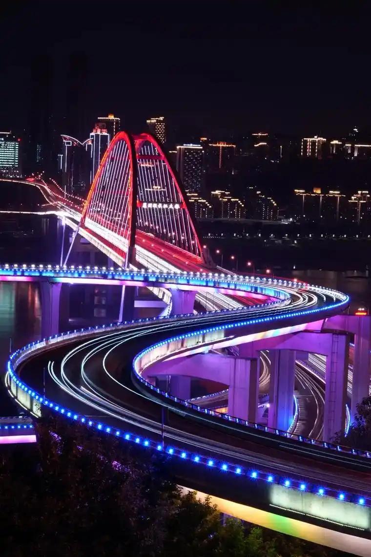 夜色下的重庆菜园坝长江大桥重庆菜园坝长江大桥夜景,十分美丽 - 抖音