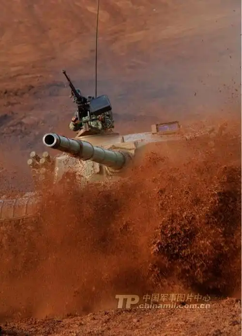 中国坦克装甲车辆冲锋瞬间