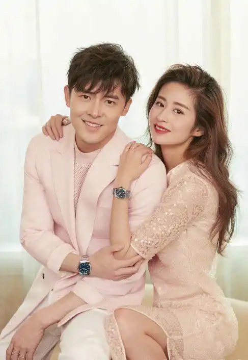 某时尚官微也晒出举行浪漫婚礼还不到1年的颖儿和老公付辛博拍摄的一