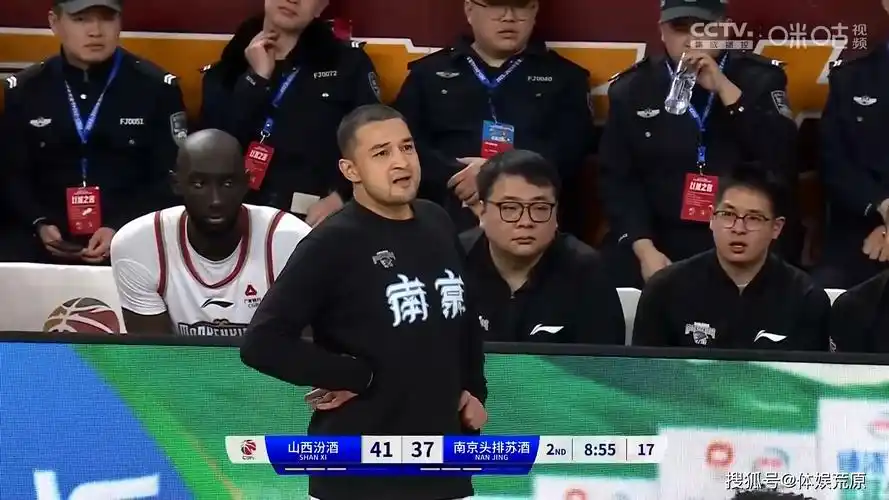 林葳上来就一次进攻犯规,随后又被张春军突破得分,葛昭宝张手就中三分