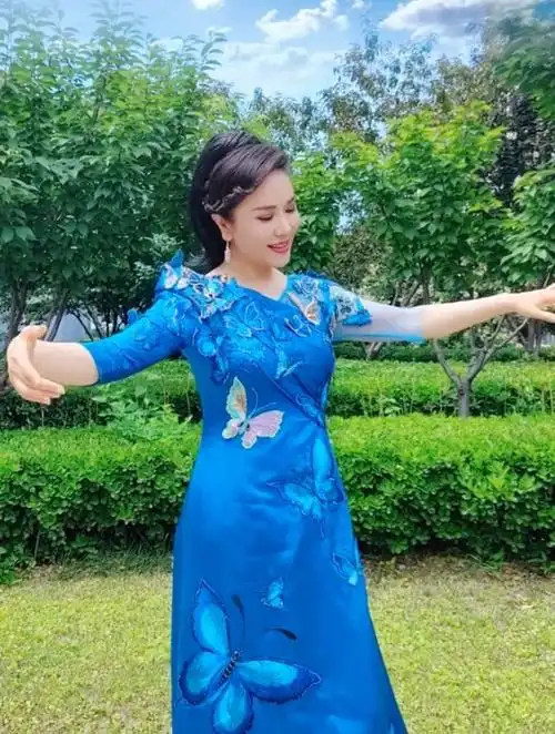 女高音歌唱家王莹演唱爱在天堂欢迎大家观看