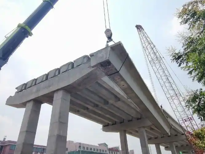 百日会战六分公司芙蓉大道快改一期项目最后一榀小箱梁顺利出场稳稳
