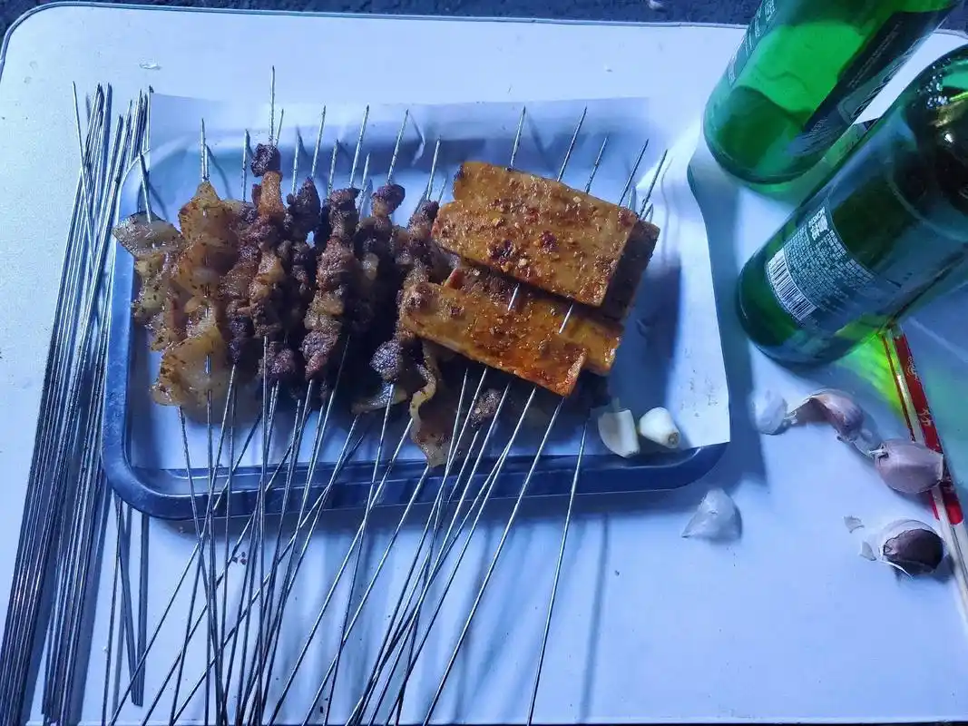 一个人喝酒 我就活这一辈子,怎么开心怎么来呗,一个人照样快 - 抖音