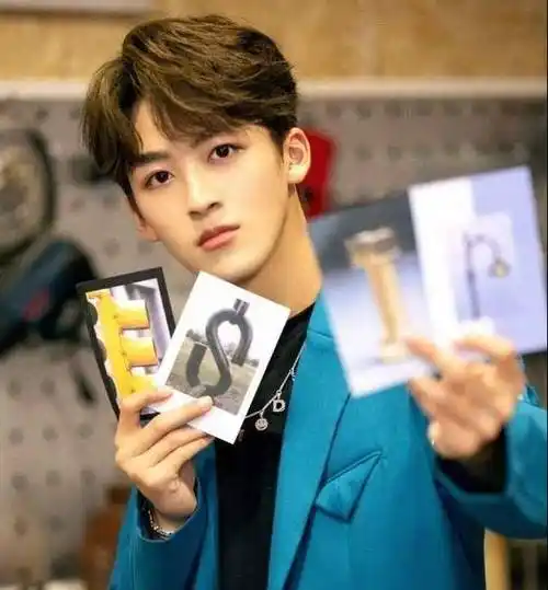 男团r1se未来堪忧,成员焉栩嘉被爆恋爱不忠诚,11人团8人被扒_夏之光