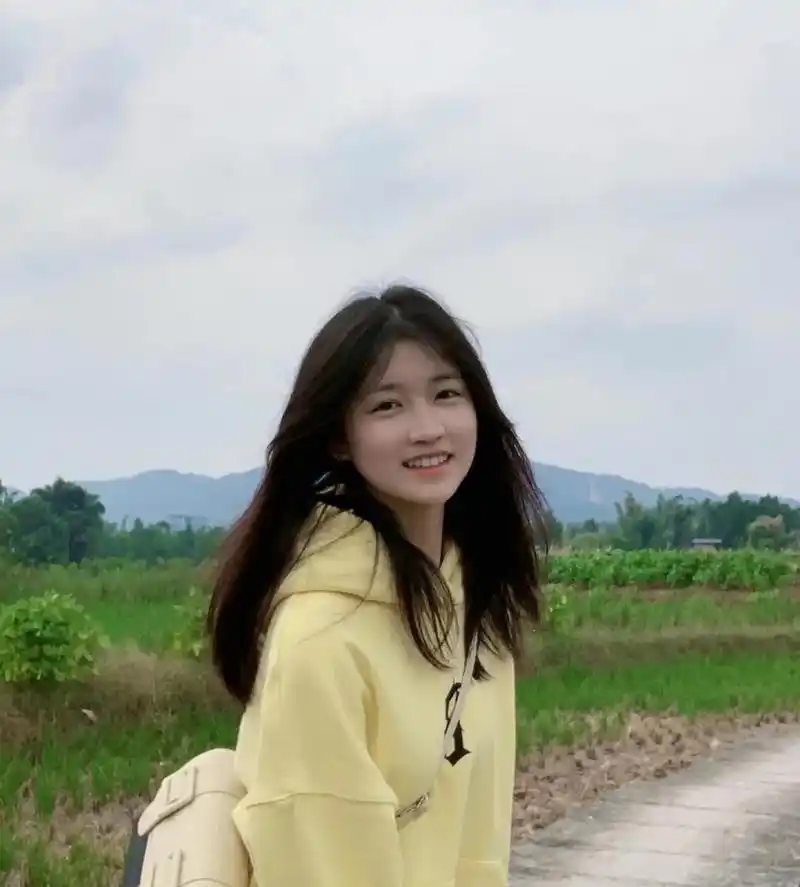 这种纯素颜的女孩子最美,活泼可爱,甜美纯真.